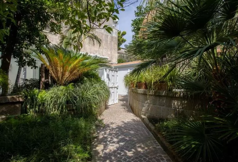 اتاق لوکس با چشم‌انداز باغ, Relais Villa Savarese