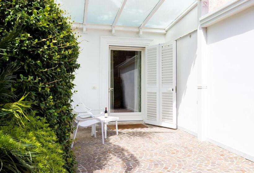 Номер Deluxe Вид на Сад, Relais Villa Savarese