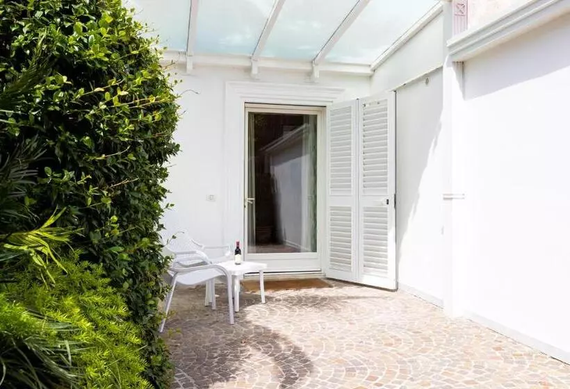 اتاق لوکس با چشم‌انداز باغ, Relais Villa Savarese