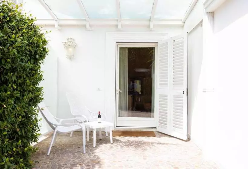 اتاق لوکس با چشم‌انداز باغ, Relais Villa Savarese