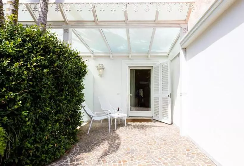 اتاق لوکس با چشم‌انداز باغ, Relais Villa Savarese