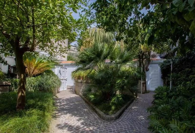 اتاق استاندارد با چشم‌انداز باغ, Relais Villa Savarese