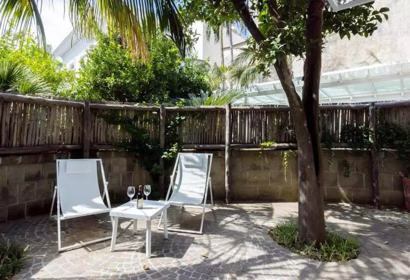 اتاق استاندارد با چشم‌انداز باغ, Relais Villa Savarese