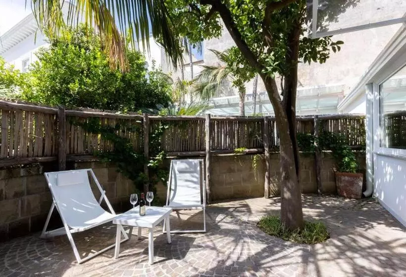 اتاق استاندارد با چشم‌انداز باغ, Relais Villa Savarese