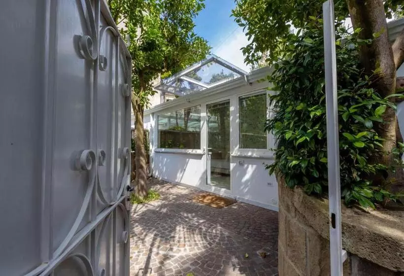 اتاق استاندارد با چشم‌انداز باغ, Relais Villa Savarese