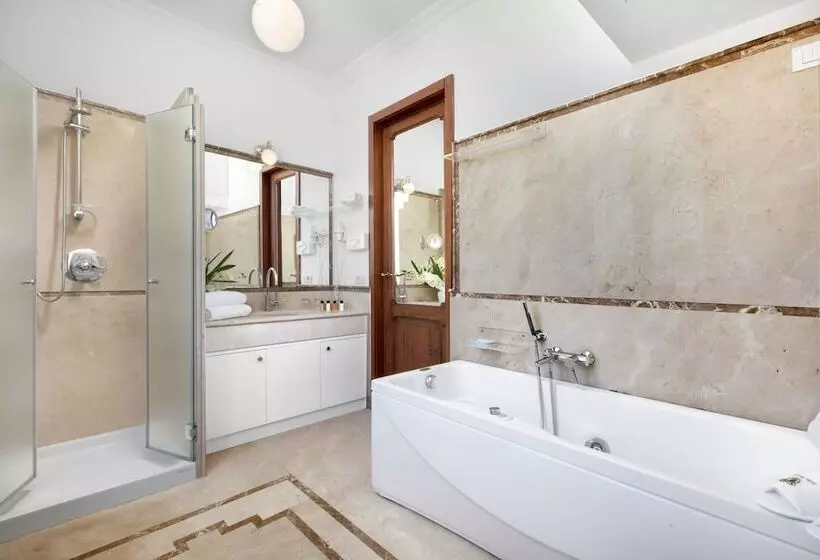 سوئیت جونیور با ماساژ آبی, Relais Villa Savarese