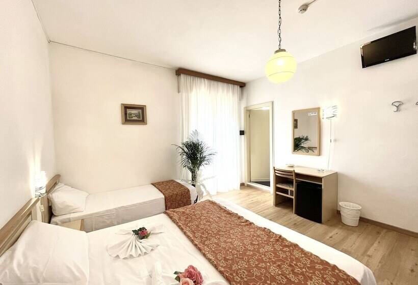 غرفة قياسية ثلاثية, Trovatore