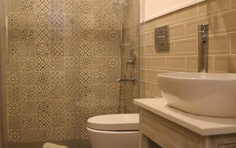 이코노미 룸, Alabora