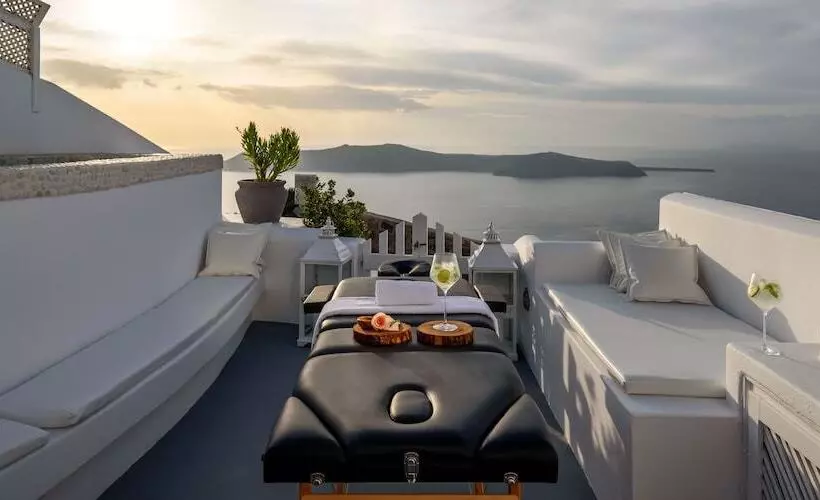 ویلای 1 خوابه, Above Blue Suites