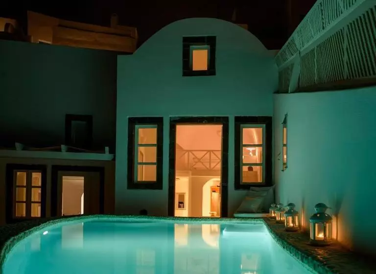ویلای 1 خوابه, Above Blue Suites