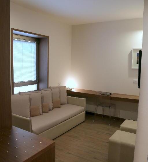 اتاق استاندارد سه نفره, Carla