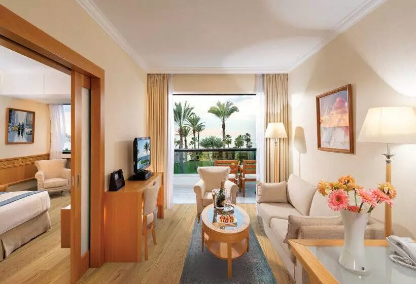 オーシャンビュースーペリアースイート, Constantinou Bros Asimina Suites