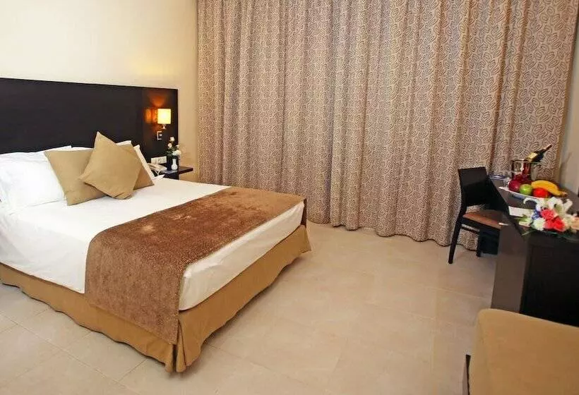 اتاق استاندارد سه تخته با چشم‌انداز استخر, Labranda Targa Aqua Parc