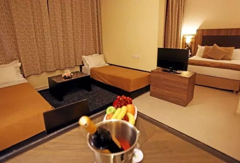 اتاق خانوادگی با چشم‌انداز استخر, Labranda Targa Aqua Parc
