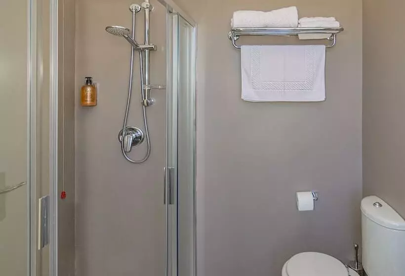 Standard Kolmen Hengen Huone, Spinelli