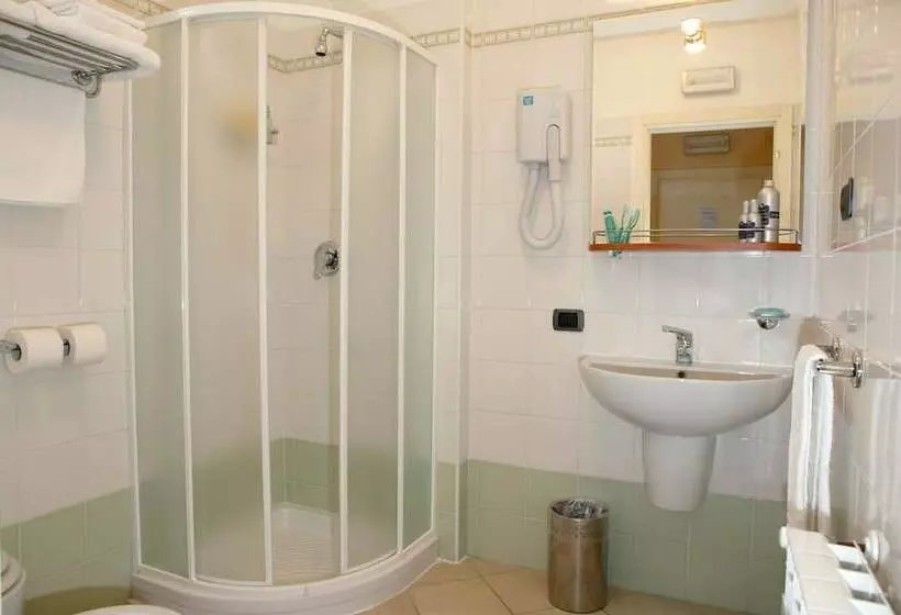 Standard Kolmen Hengen Huone, Spinelli