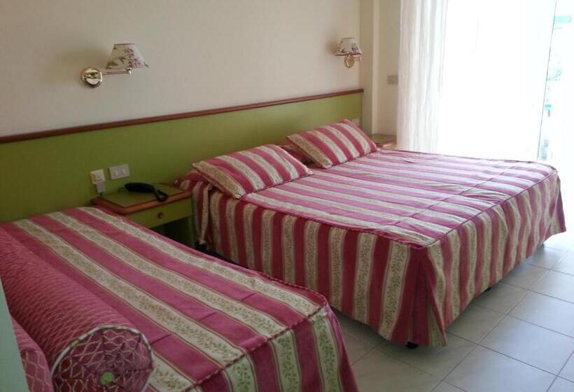 غرفة قياسية مطلّة علي البحر مزوَّدة بشُرفة, Splendid