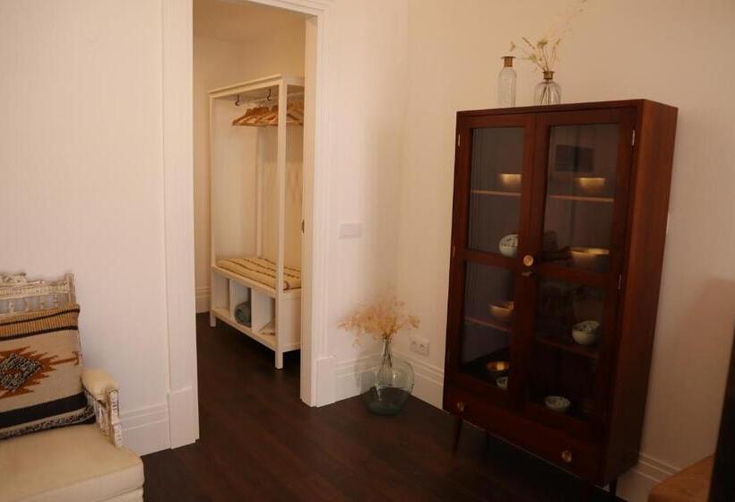 اتاق استاندارد, Os Agostos