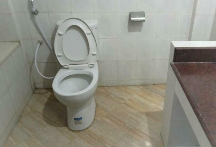 Номер Deluxe, Ayong Linggarjati Kuningan Mitra Reddoorz