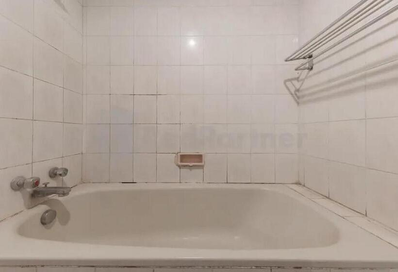 Номер Deluxe, Ayong Linggarjati Kuningan Mitra Reddoorz