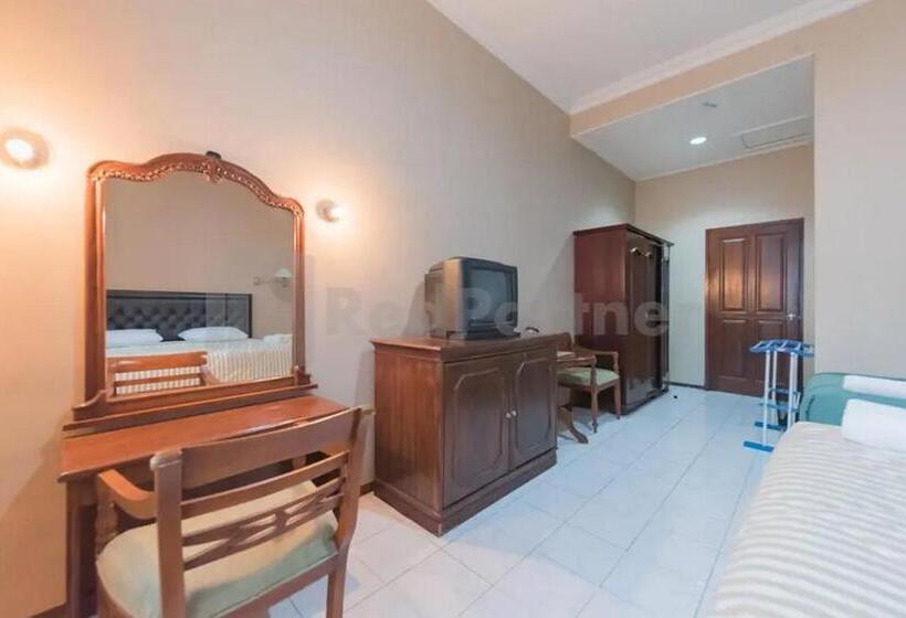 Номер Deluxe, Ayong Linggarjati Kuningan Mitra Reddoorz