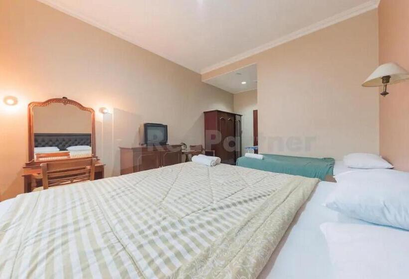 Номер Deluxe, Ayong Linggarjati Kuningan Mitra Reddoorz