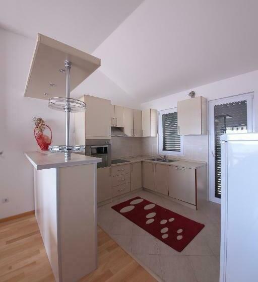 آپارتمان 2 خوابه با چشمانداز دریا, Guest House Zenović