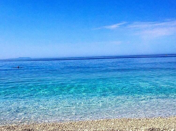 דירה בת חדר שינה 1 עם מרפסת, Villa John