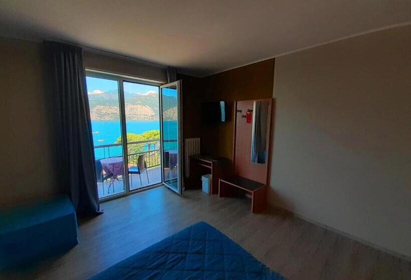 Номер Стандарт Вид на Озеро, Antonella