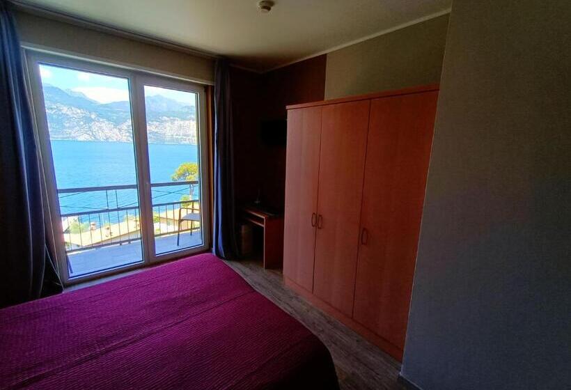 Номер Стандарт Вид на Озеро, Antonella