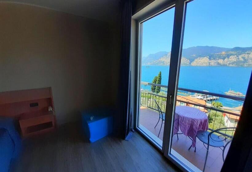 Номер Стандарт Вид на Озеро, Antonella