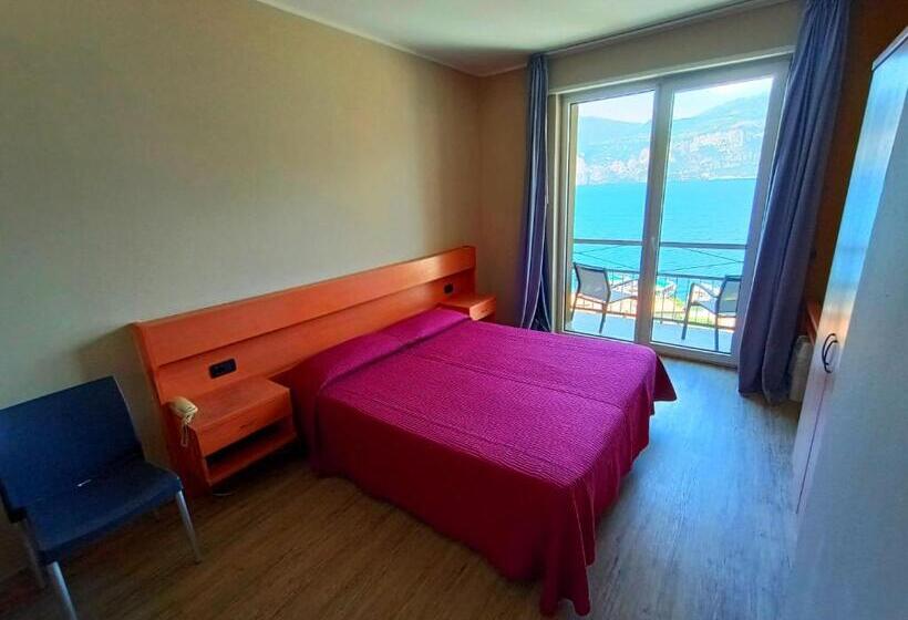 Номер Стандарт Вид на Озеро, Antonella