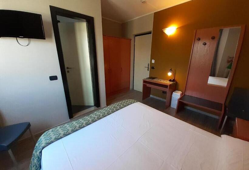 Номер Стандарт Вид на Бассейн, Antonella