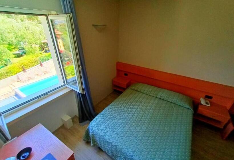 Номер Стандарт Вид на Бассейн, Antonella