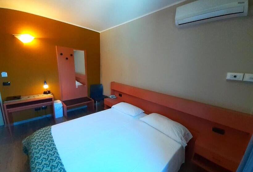 Номер Стандарт Вид на Бассейн, Antonella