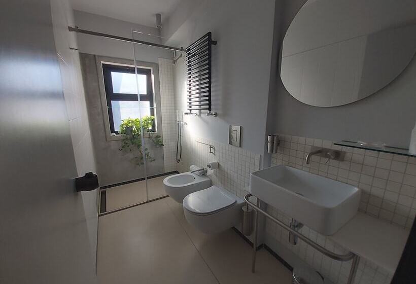 חדר סטנדרט, Lachea