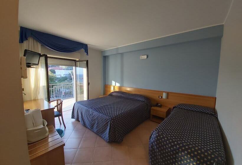 חדר סטנדרט לשלושה, Lachea