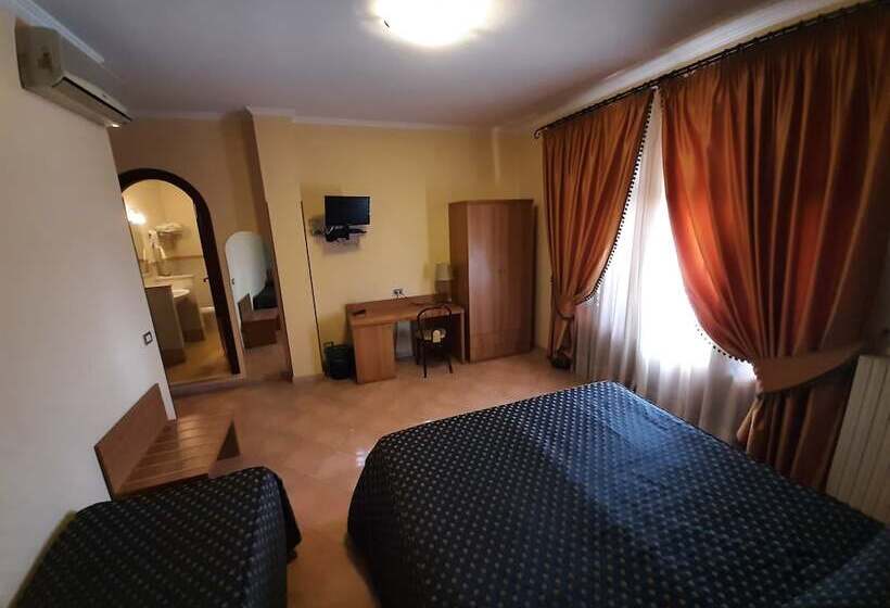 חדר סטנדרט לשלושה, Lachea