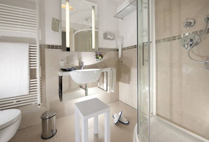 اتاق سوپریور با چشم‌انداز جانبی دریا, Mercure Hotel Rimini Artis