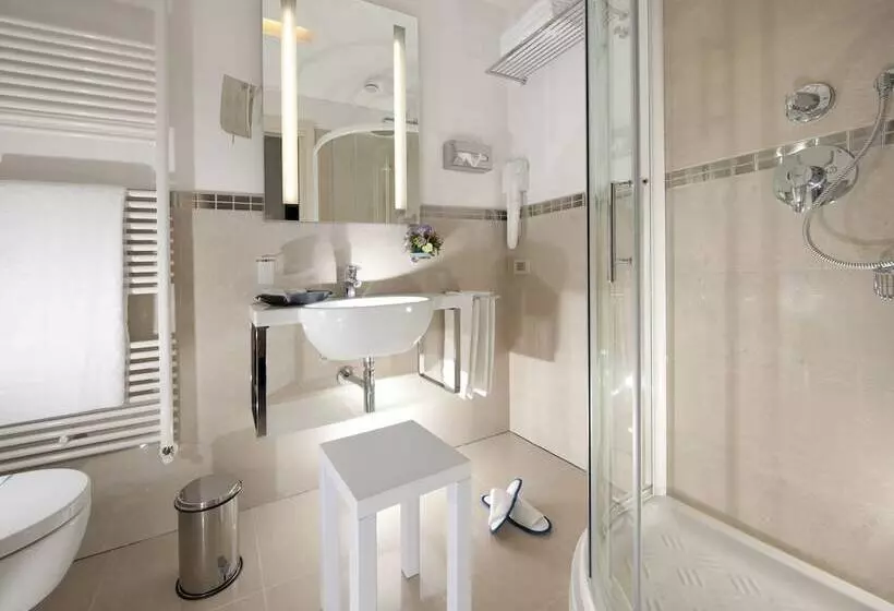 اتاق سوپریور با چشم‌انداز جانبی دریا, Mercure Hotel Rimini Artis