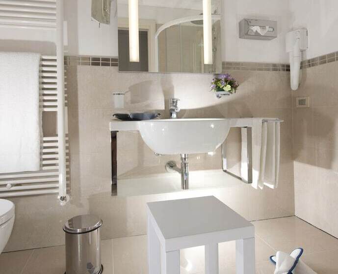 اتاق سوپریور با چشم‌انداز جانبی دریا, Mercure Hotel Rimini Artis