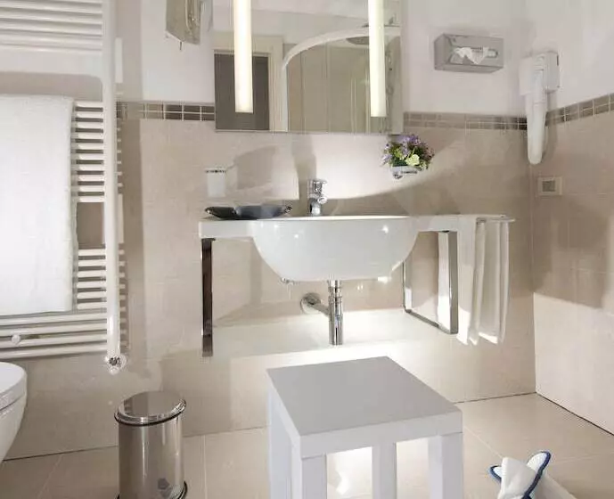 اتاق سوپریور با چشم‌انداز جانبی دریا, Mercure Hotel Rimini Artis