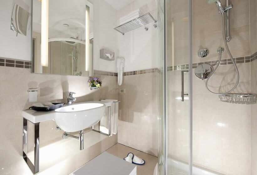 اتاق سوپریور با چشم‌انداز جانبی دریا, Mercure Hotel Rimini Artis