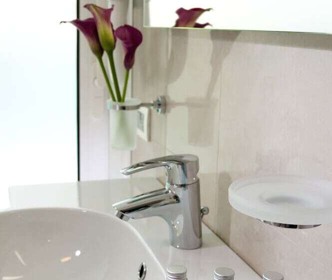 اتاق سوپریور با چشم‌انداز جانبی دریا, Mercure Hotel Rimini Artis