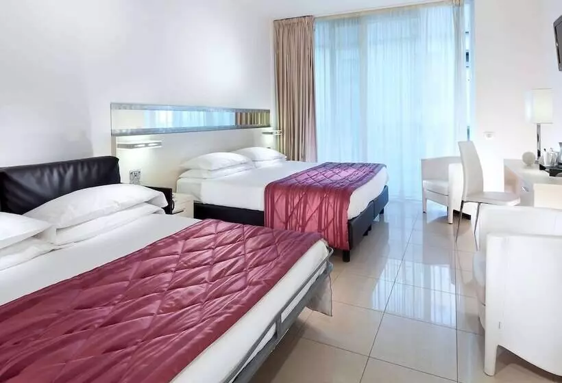 اتاق سوپریور با چشم‌انداز جانبی دریا, Mercure Hotel Rimini Artis