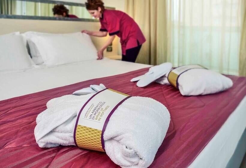 اتاق سوپریور با چشم‌انداز جانبی دریا, Mercure Hotel Rimini Artis