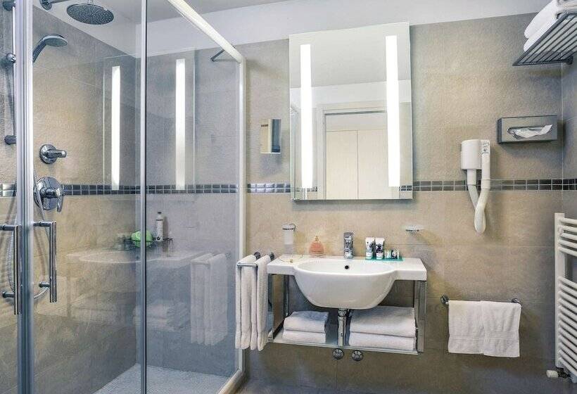 اتاق سوپریور با چشم‌انداز جانبی دریا, Mercure Hotel Rimini Artis