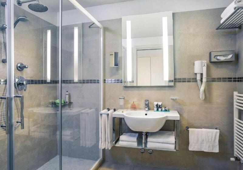 اتاق سوپریور با چشم‌انداز جانبی دریا, Mercure Hotel Rimini Artis