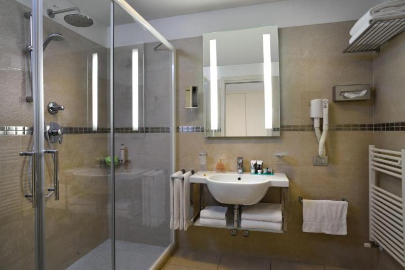 اتاق سوپریور با چشم‌انداز جانبی دریا, Mercure Hotel Rimini Artis