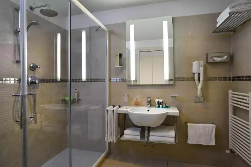 اتاق سوپریور با چشم‌انداز جانبی دریا, Mercure Hotel Rimini Artis